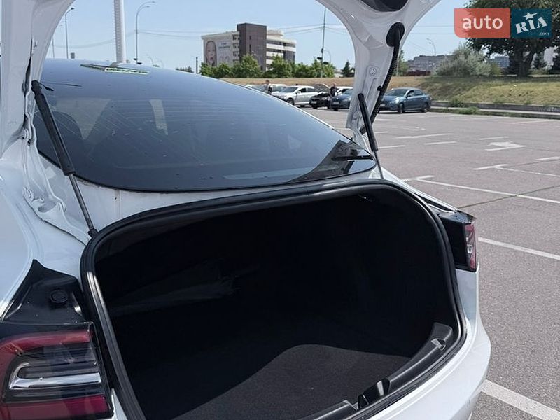 Седан Tesla Model 3 2019 в Києві