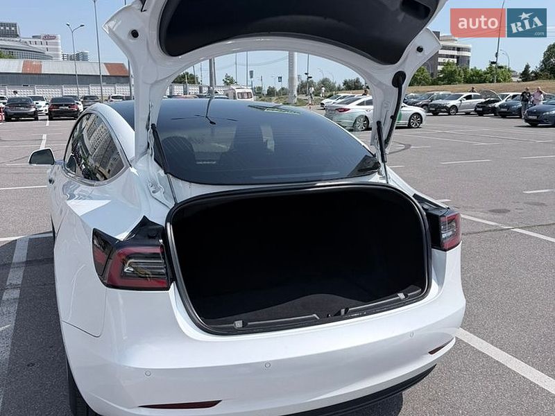 Седан Tesla Model 3 2019 в Киеве