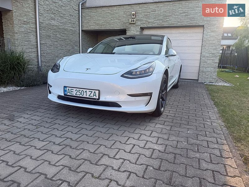 Седан Tesla Model 3 2019 в Ужгороде