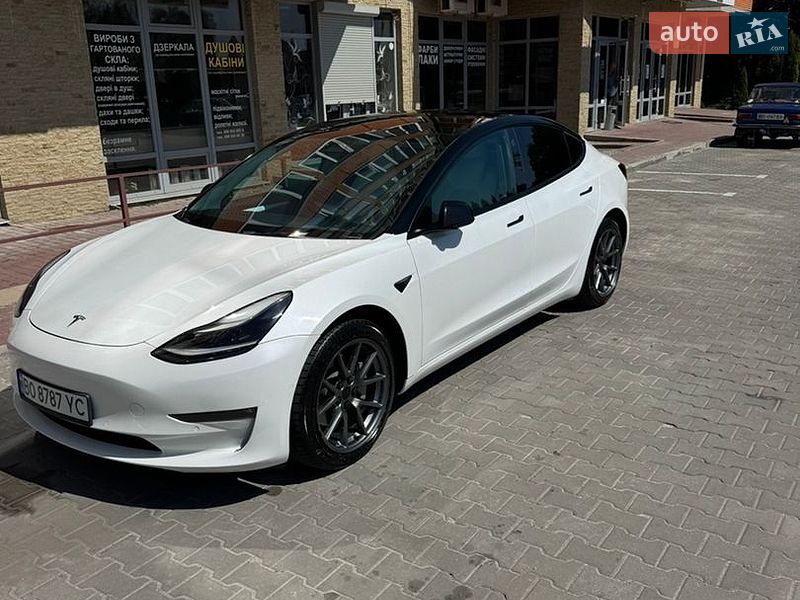 Седан Tesla Model 3 2022 в Тернополі