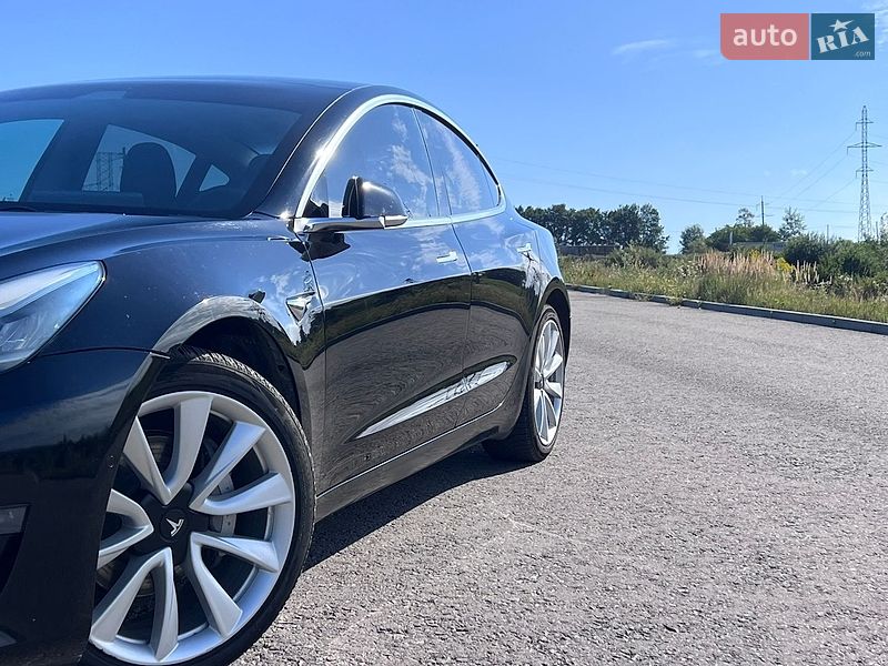 Седан Tesla Model 3 2020 в Дрогобыче