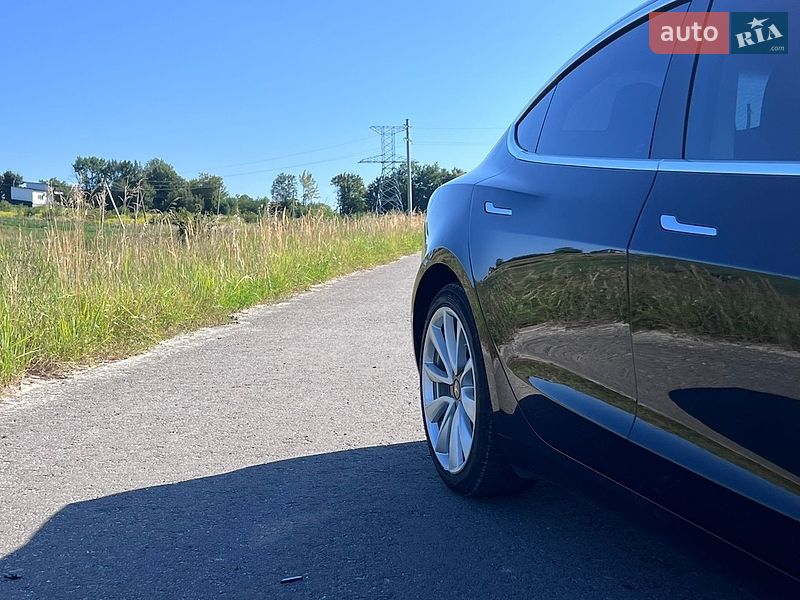 Седан Tesla Model 3 2020 в Дрогобыче