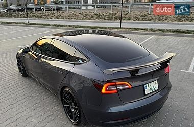Седан Tesla Model 3 2020 в Ровно