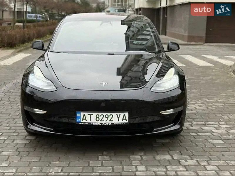 Седан Tesla Model 3 2018 в Львове