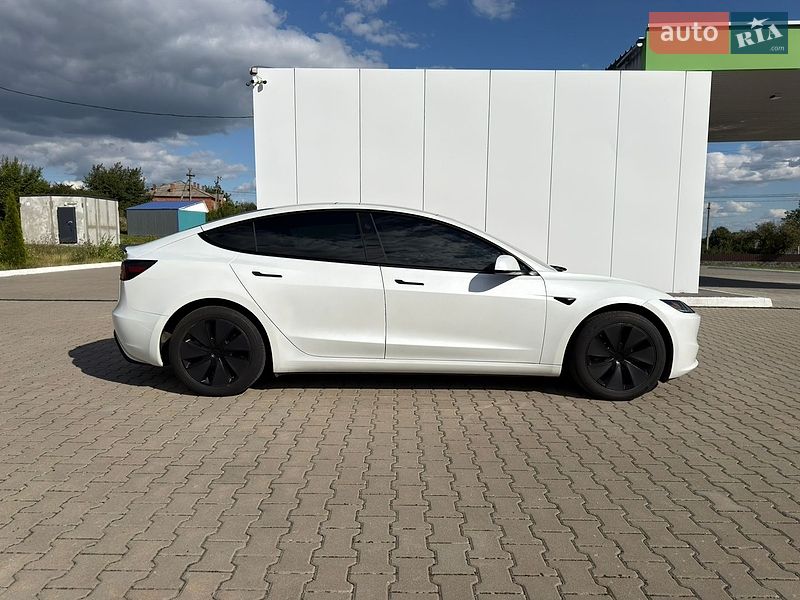 Седан Tesla Model 3 2024 в Вінниці