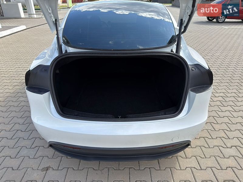 Седан Tesla Model 3 2024 в Вінниці