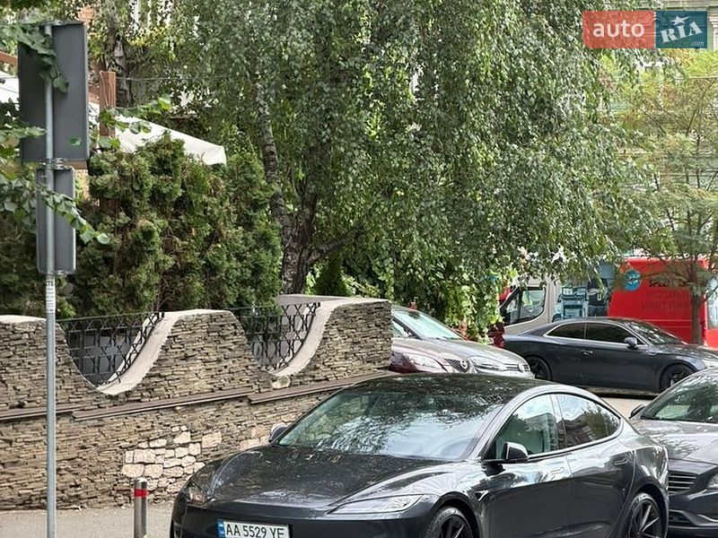Седан Tesla Model 3 2024 в Києві