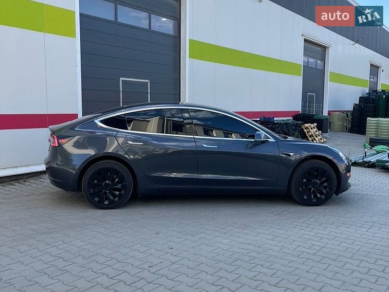 Седан Tesla Model 3 2018 в Ужгороде