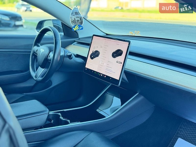 Седан Tesla Model 3 2019 в Львове