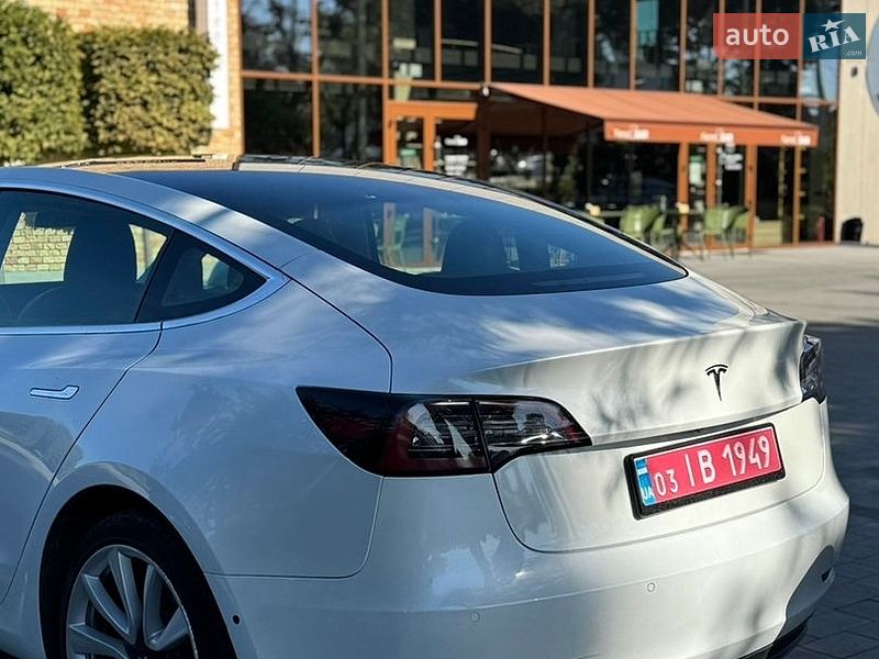 Седан Tesla Model 3 2019 в Луцке