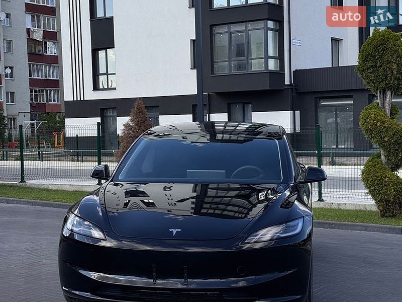 Седан Tesla Model 3 2025 в Долине