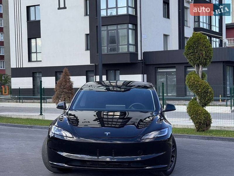 Седан Tesla Model 3 2025 в Долине