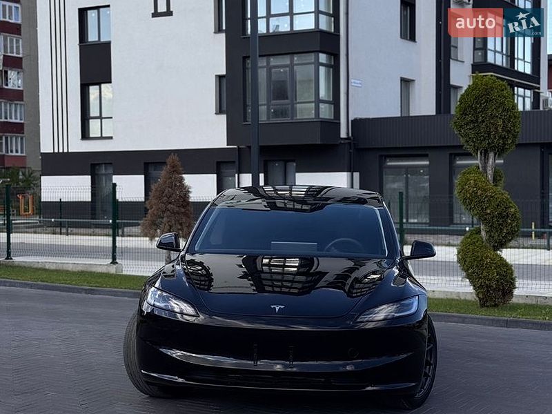 Седан Tesla Model 3 2025 в Долине