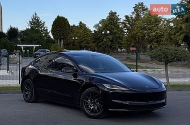 Седан Tesla Model 3 2025 в Долине
