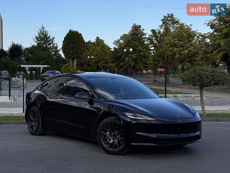 Седан Tesla Model 3 2025 в Долине