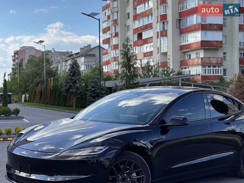 Седан Tesla Model 3 2025 в Долине