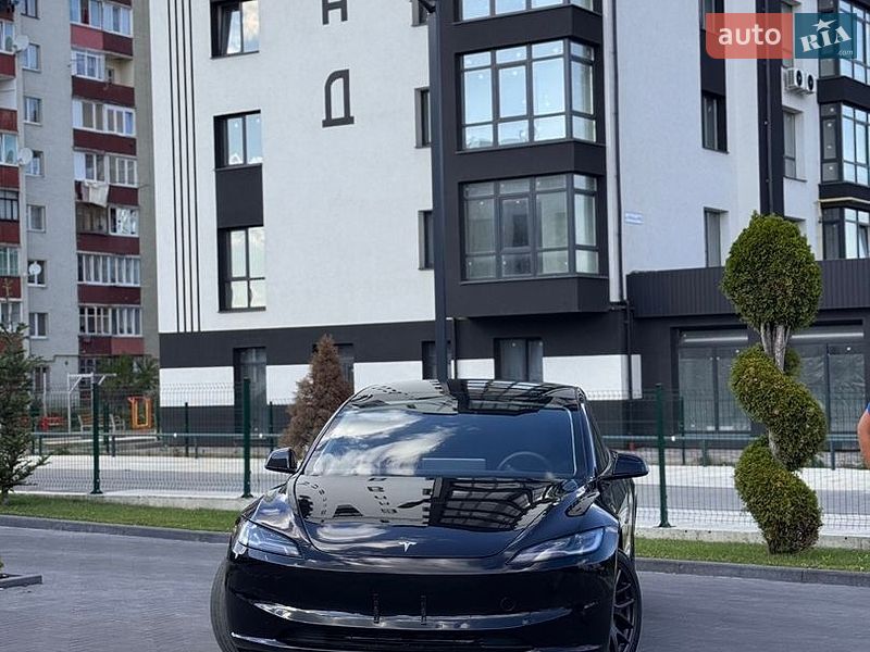 Седан Tesla Model 3 2025 в Долине