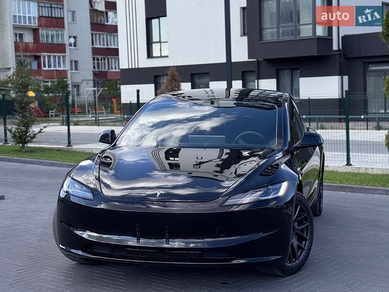 Седан Tesla Model 3 2025 в Долине