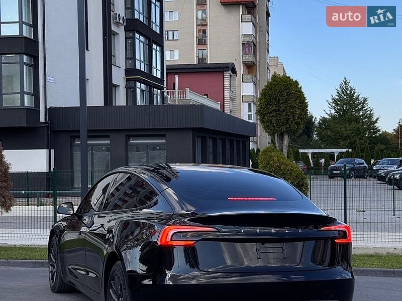 Седан Tesla Model 3 2025 в Долине