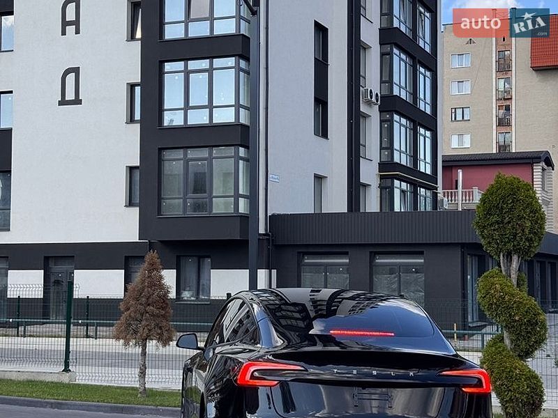 Седан Tesla Model 3 2025 в Долине