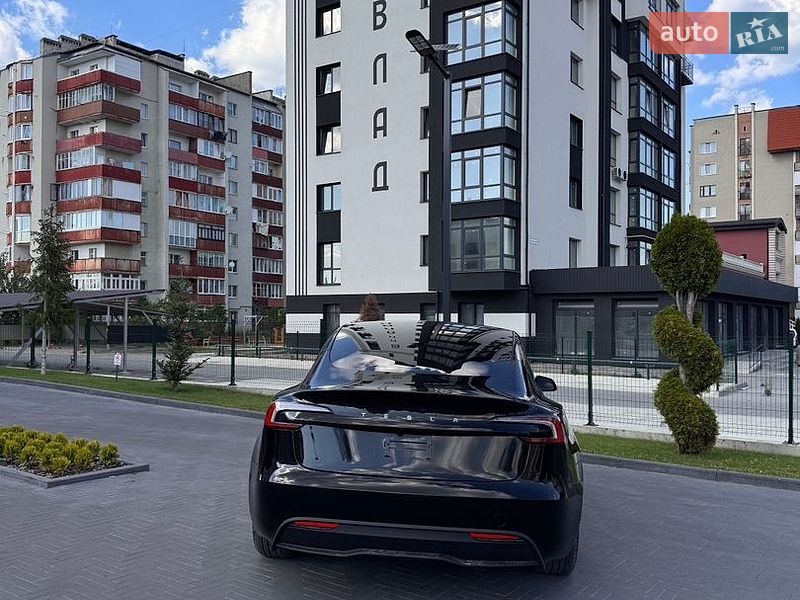 Седан Tesla Model 3 2025 в Долине