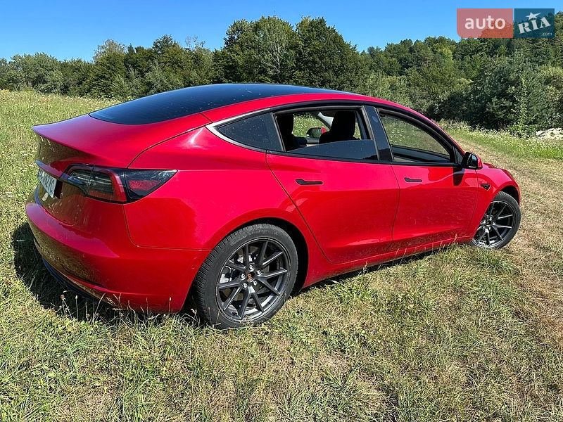 Седан Tesla Model 3 2021 в Львове