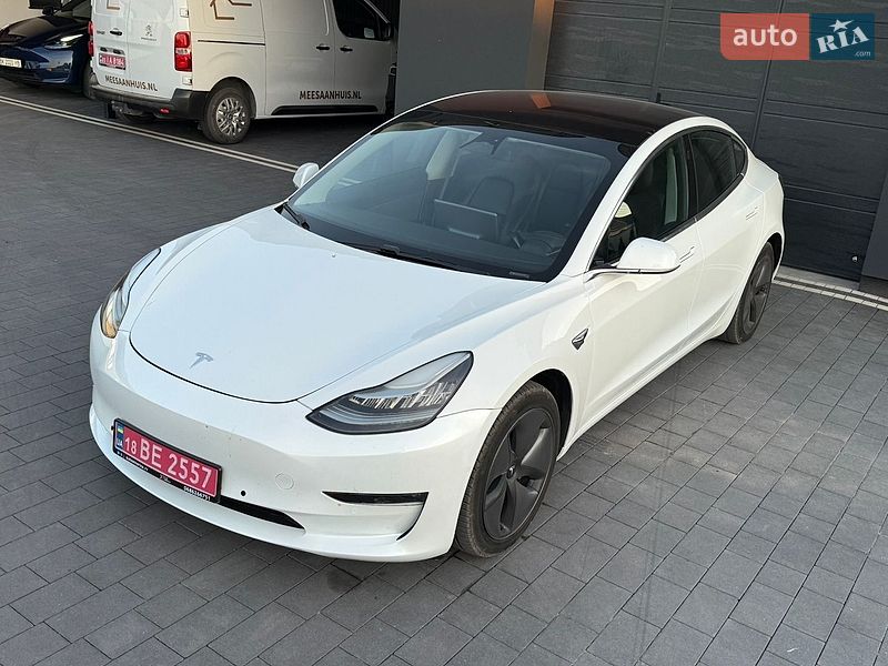 Седан Tesla Model 3 2018 в Дубно