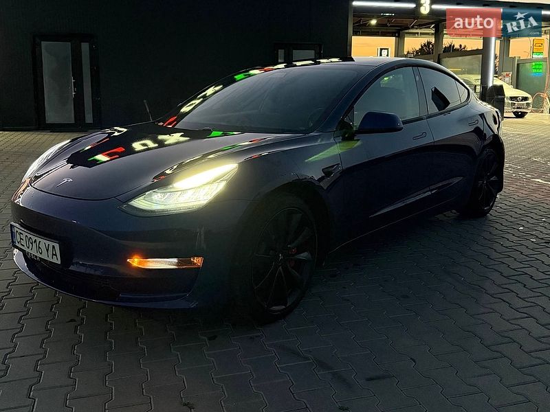 Седан Tesla Model 3 2021 в Черновцах