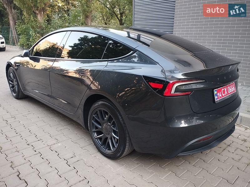 Седан Tesla Model 3 2025 в Ужгороде