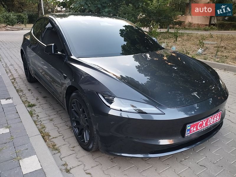Седан Tesla Model 3 2025 в Ужгороде