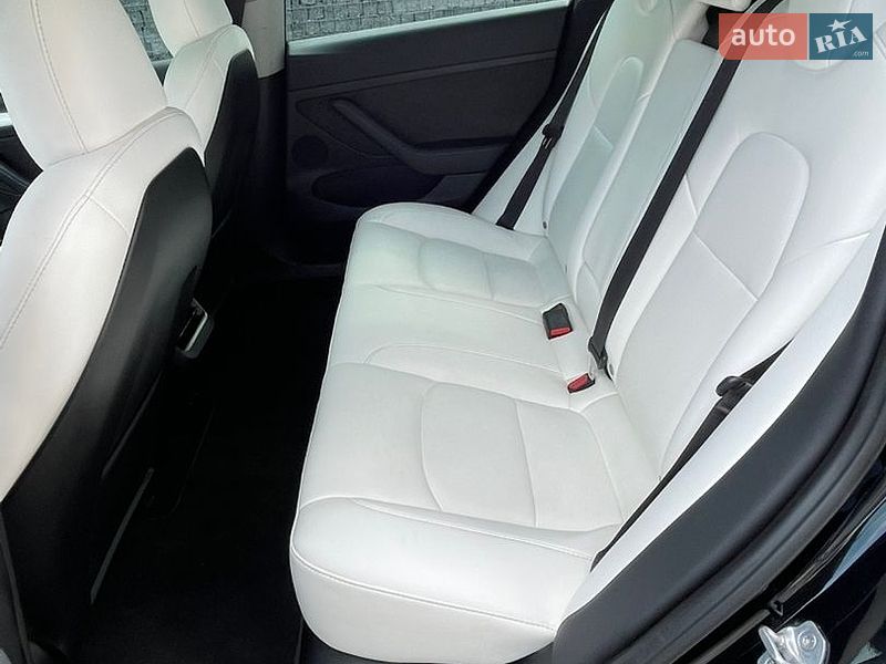 Седан Tesla Model 3 2023 в Луцке