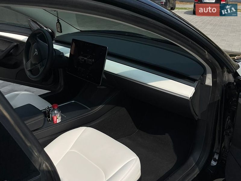 Седан Tesla Model 3 2023 в Луцке