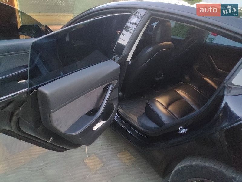 Седан Tesla Model 3 2018 в Трускавце
