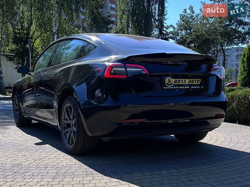 Седан Tesla Model 3 2018 в Львове