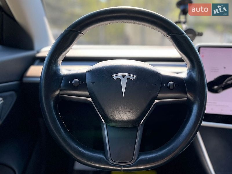 Седан Tesla Model 3 2018 в Львове