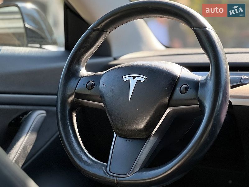 Седан Tesla Model 3 2018 в Львове
