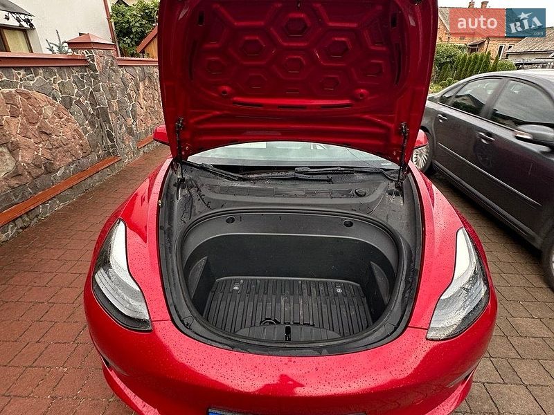 Седан Tesla Model 3 2022 в Львове