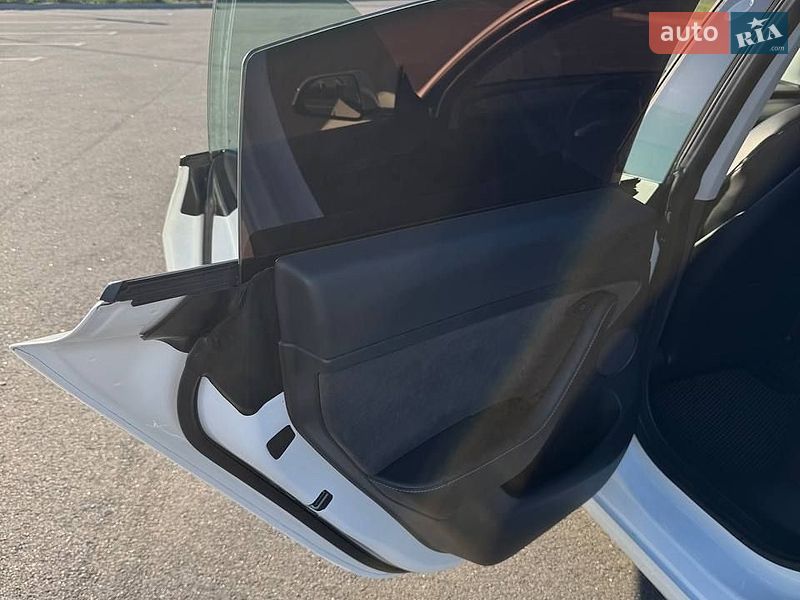 Седан Tesla Model 3 2022 в Виннице