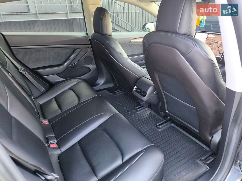 Седан Tesla Model 3 2021 в Бородянці
