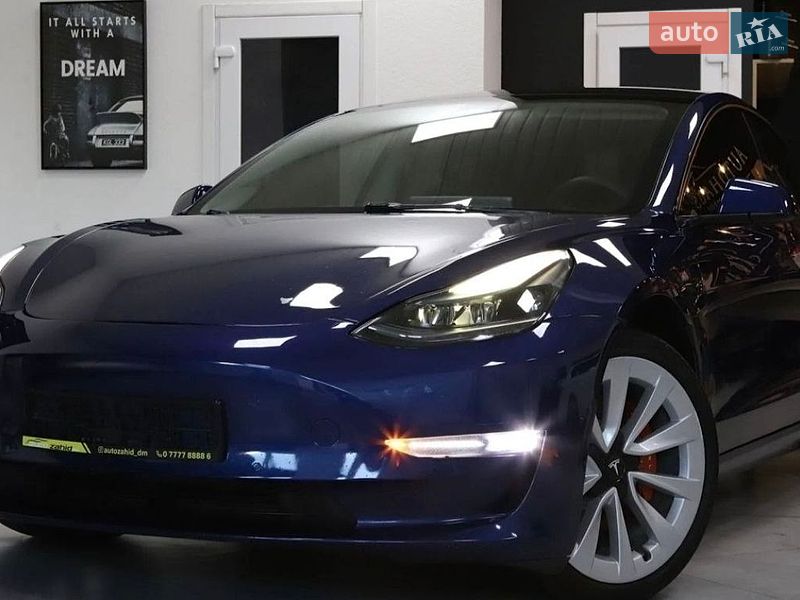 Седан Tesla Model 3 2022 в Івано-Франківську