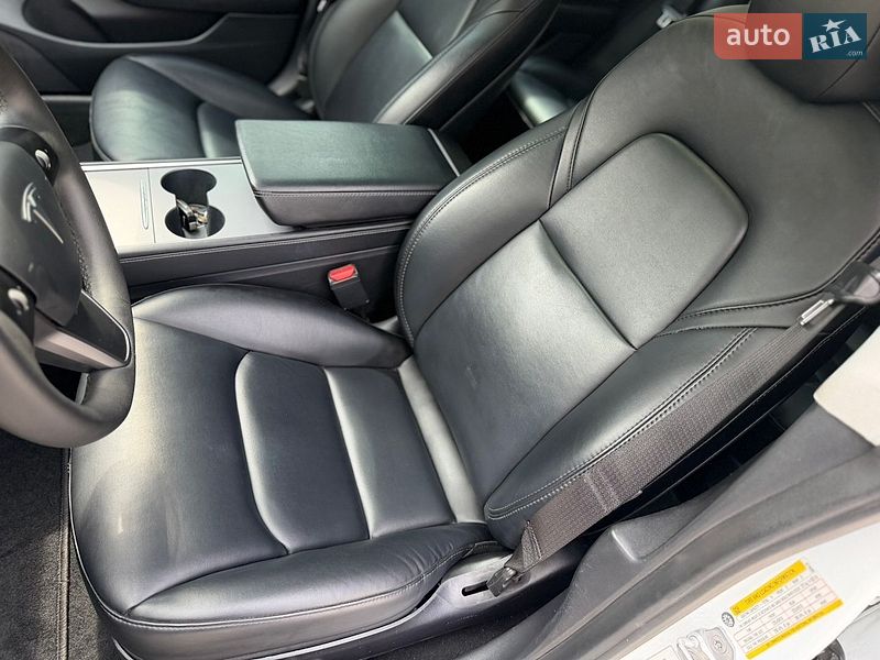 Седан Tesla Model 3 2021 в Луцке