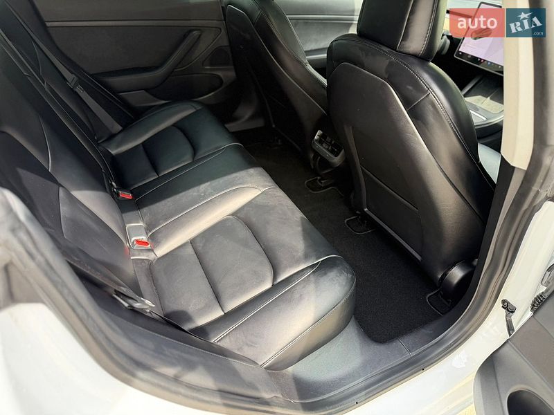 Седан Tesla Model 3 2021 в Луцке
