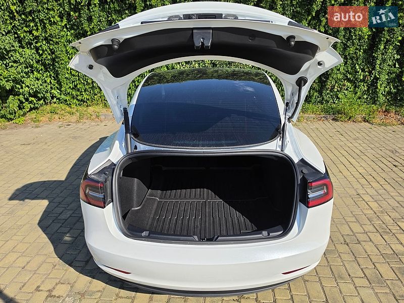 Седан Tesla Model 3 2023 в Одессе
