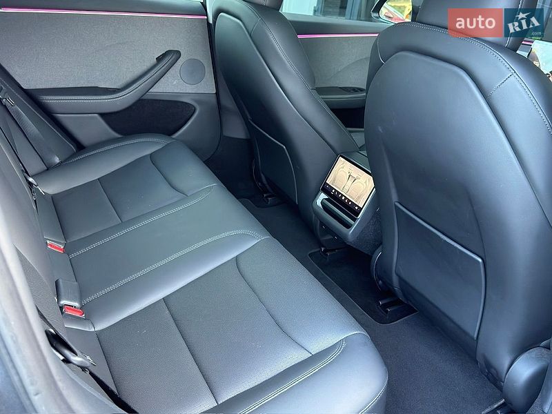 Седан Tesla Model 3 2025 в Черновцах