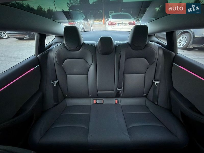 Седан Tesla Model 3 2025 в Черновцах