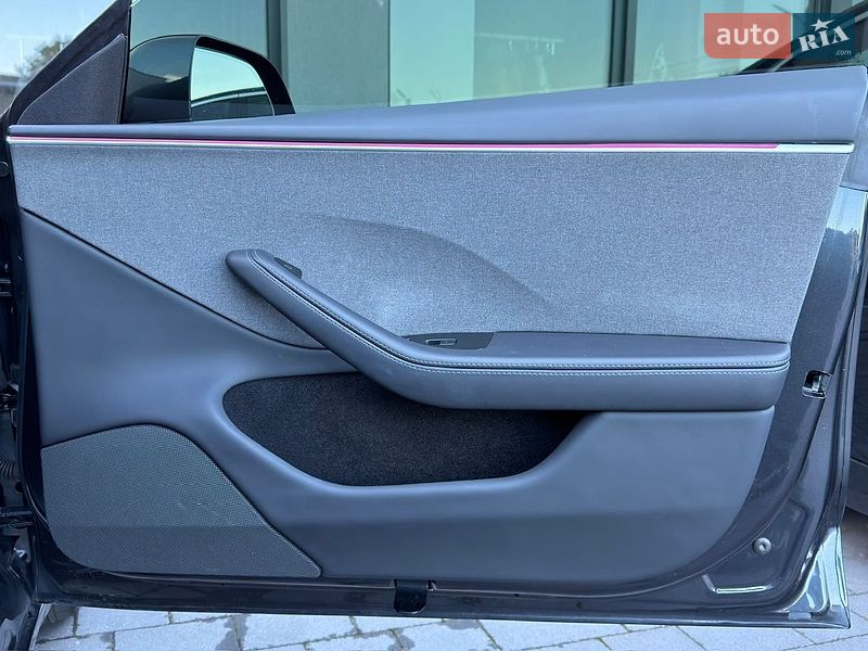 Седан Tesla Model 3 2025 в Черновцах