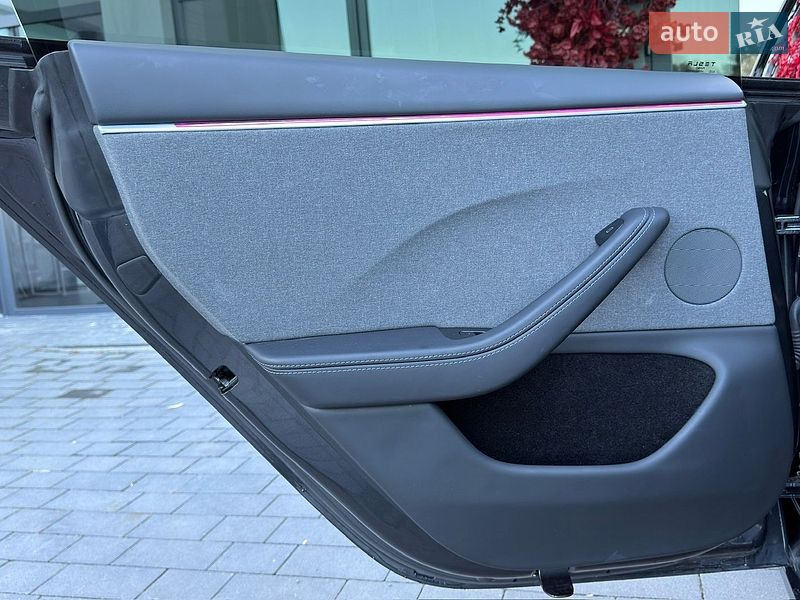 Седан Tesla Model 3 2025 в Черновцах