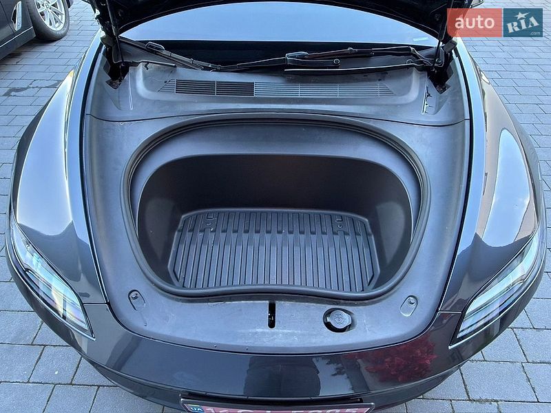 Седан Tesla Model 3 2025 в Черновцах