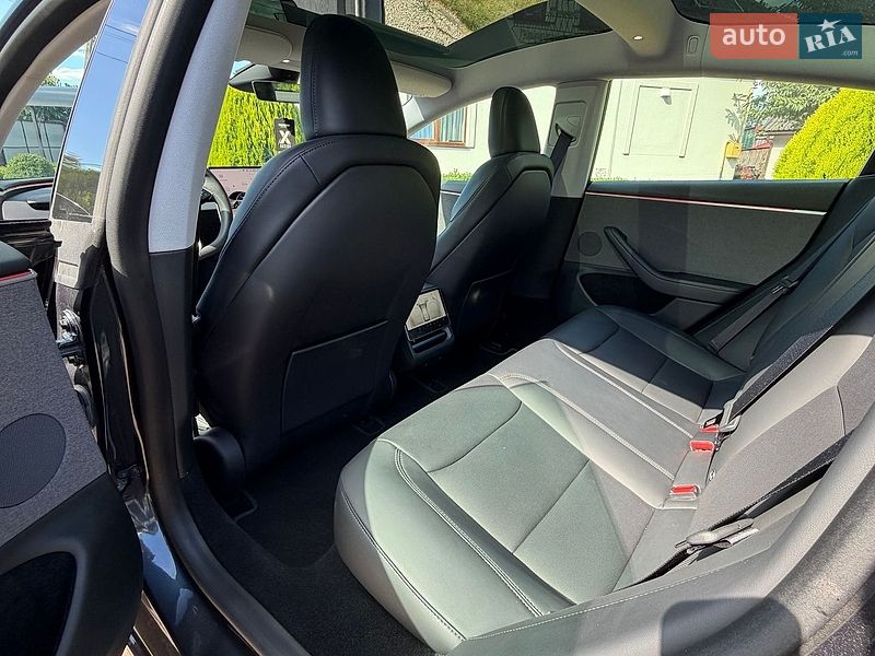 Седан Tesla Model 3 2024 в Луцке