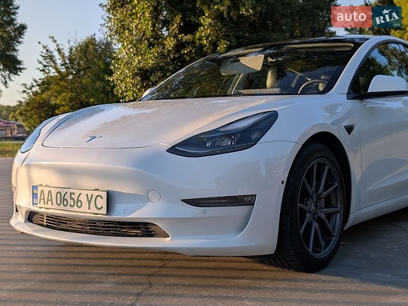 Седан Tesla Model 3 2022 в Киеве